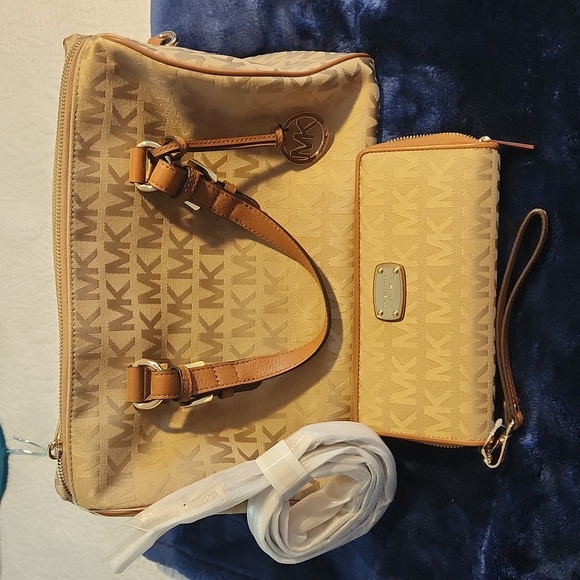 Michael Kors Brand New Bag &Wallet Set - Picture 2 of 9